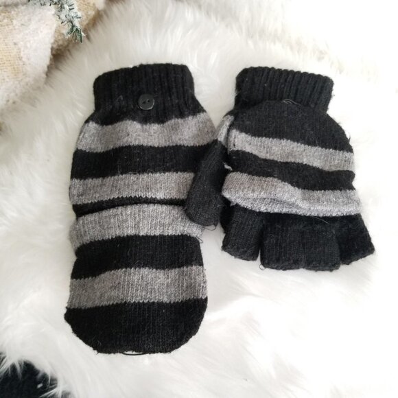 Black and gray mitten/glove - Picture 2 of 3
